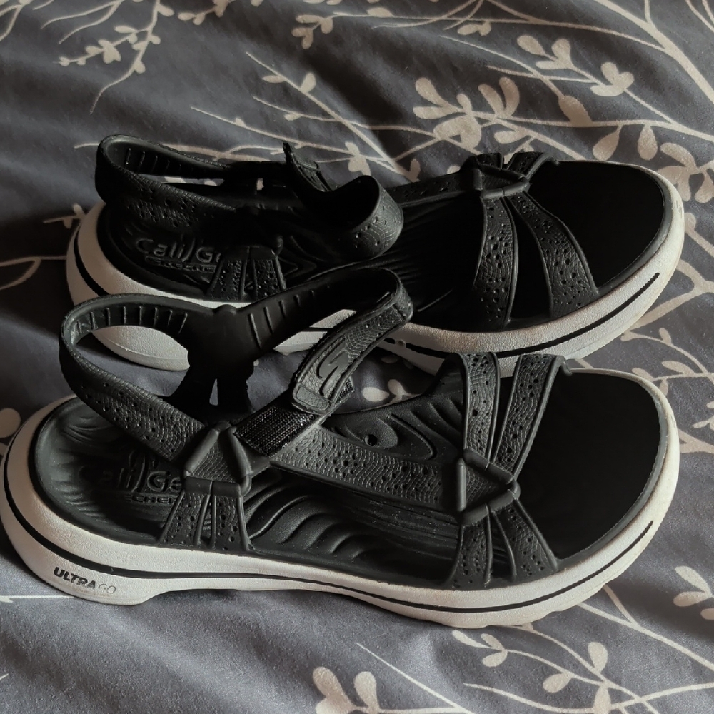 Black And White Ultra Go Cali  Narrow Skechers Sandals( Please Read)